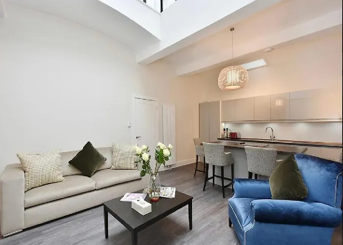 Three Bedroom Flat In South Kensington
