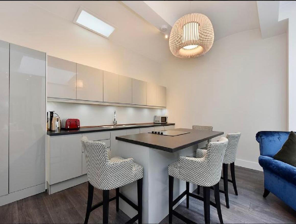 Three Bedroom Flat In South Kensington