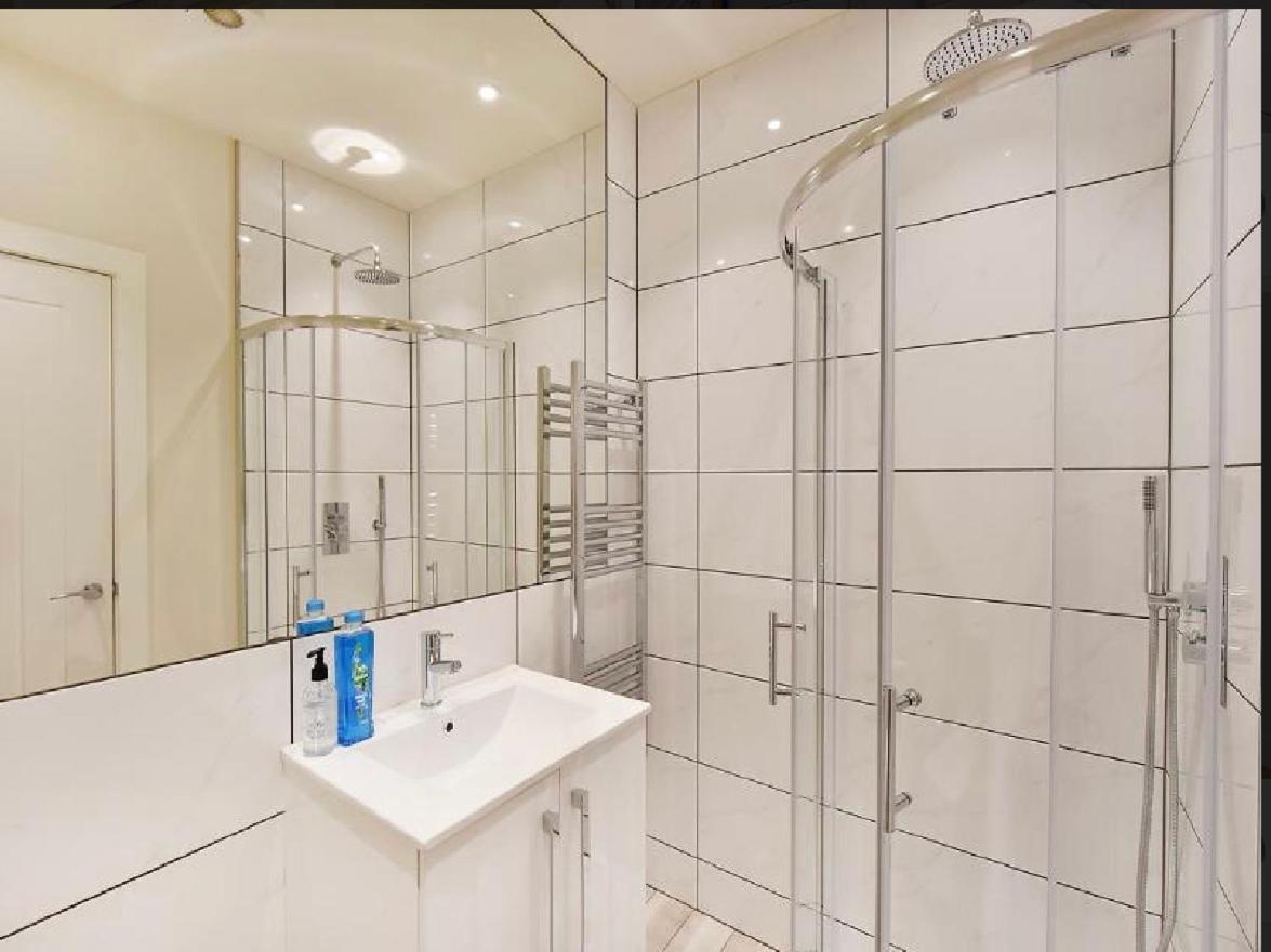 Three Bedroom Flat In South Kensington *