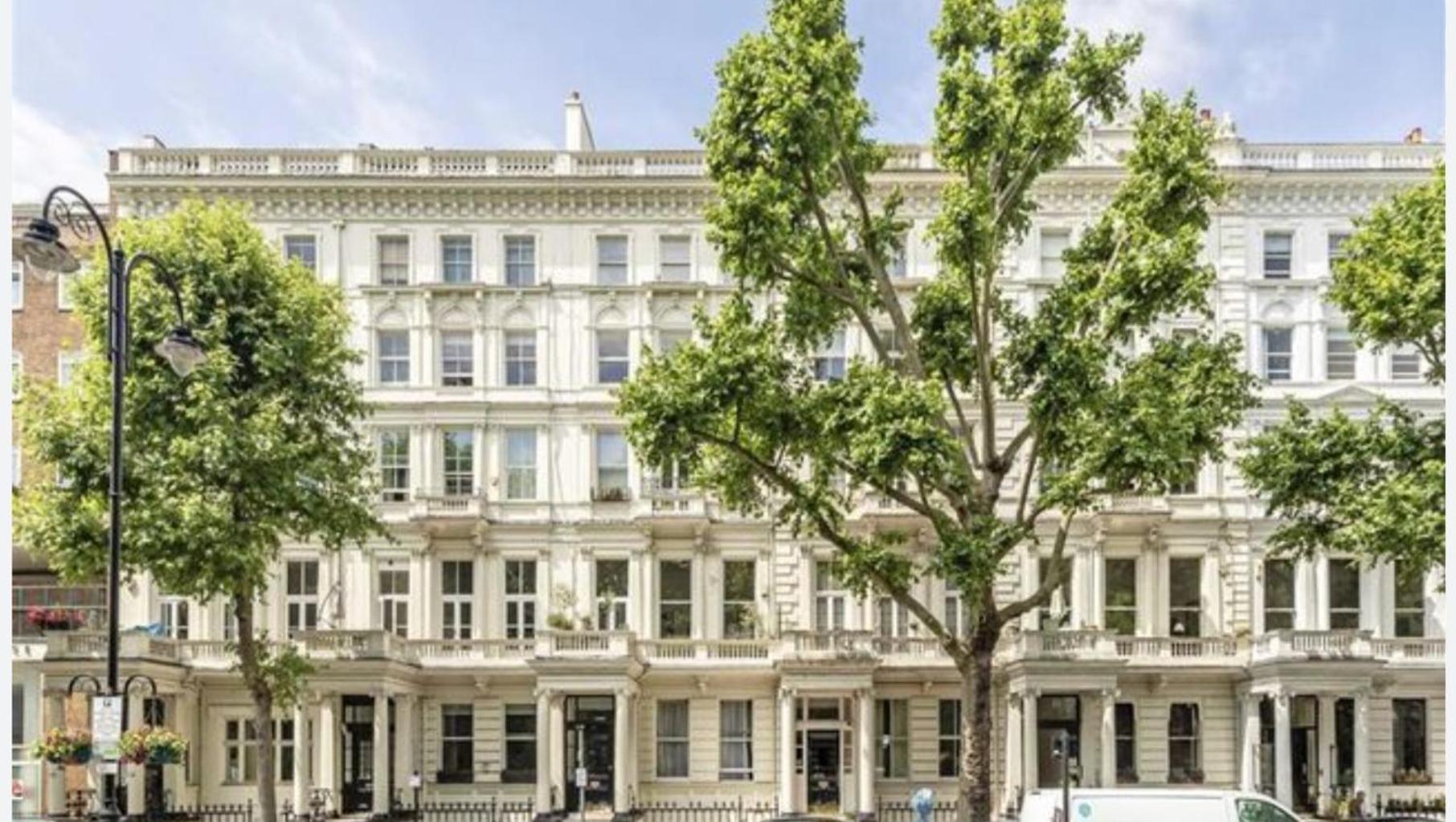 Three Bedroom Flat In South Kensington * London